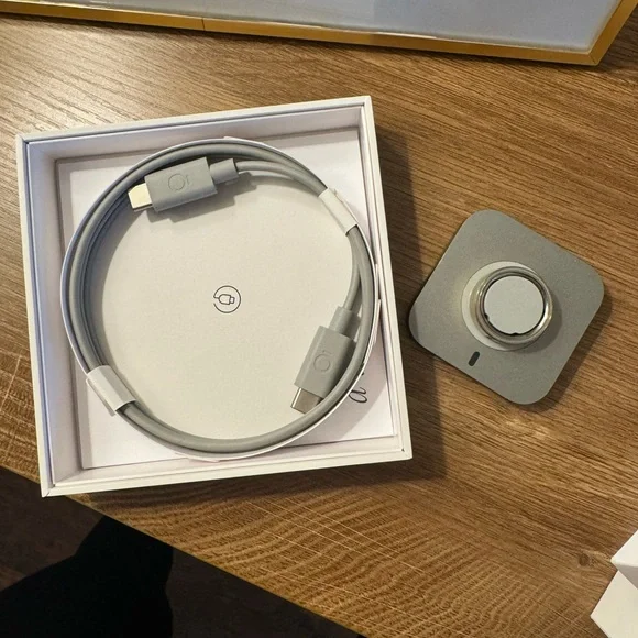 OURA RING GEN 4 GOLD SIZE 8
Oura - Picture 2 of 7